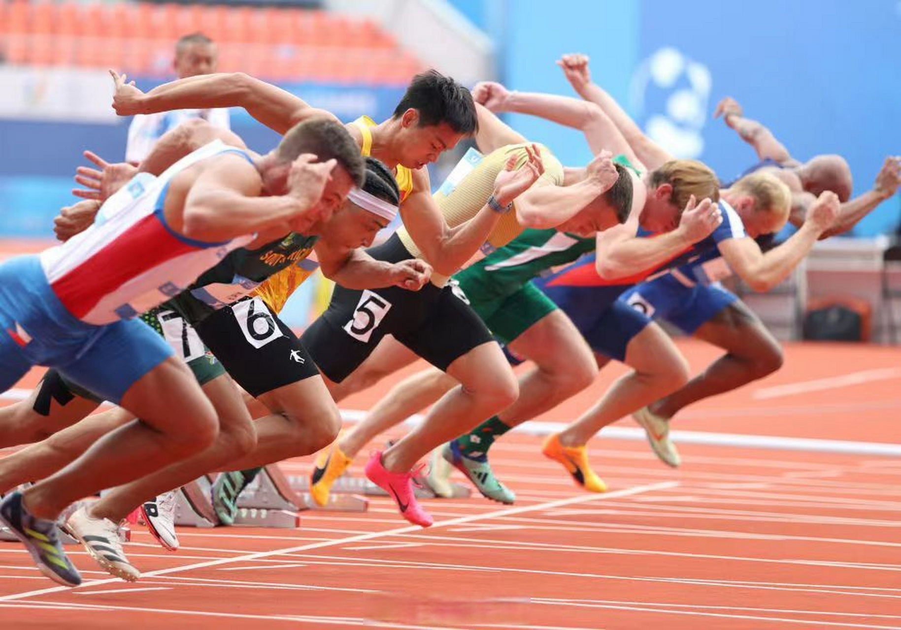 军号小夜灯 大运赛场上的拼搏之光